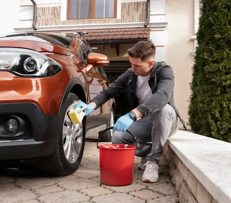 Lavage auto à domicile Le Coudray-Macouard : professionnel intervenant sur un véhicule